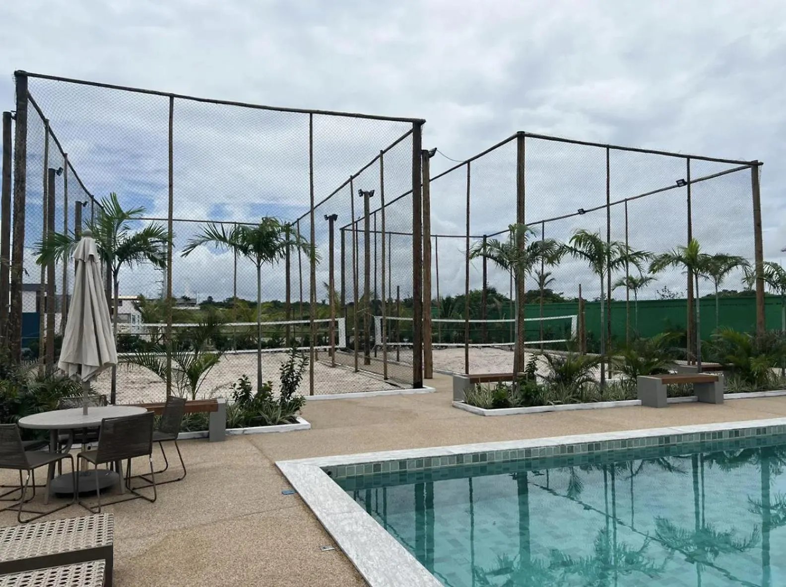 Piscina e beach tennis do condomínio